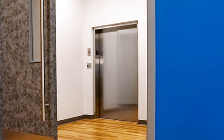 Elvoron LULA elevator application thumbnail showing lift enclosure and transparent doors in modern building interior – Garaventa Lift